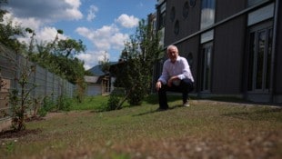 Anrainer Wilfried Rogler auf der nicht ganz geraden Wiese.