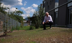 Anrainer Wilfried Rogler auf der nicht ganz geraden Wiese.