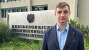 Ein Taxi fuhr Constantin Schödl über den Fuß und sein Ohr. Am Bezirksgericht in Kitzbühel war ...