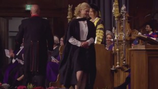 Geschafft! Lady Louise Windsor strahlt bei ihrer Abschlussfeier an der University of St Andrews. ...