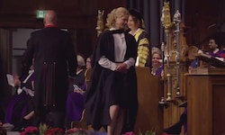 Geschafft! Lady Louise Windsor strahlt bei ihrer Abschlussfeier an der University of St Andrews. ...