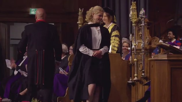 Geschafft! Lady Louise Windsor strahlt bei ihrer Abschlussfeier an der University of St Andrews. ...