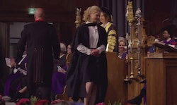 Geschafft! Lady Louise Windsor strahlt bei ihrer Abschlussfeier an der University of St Andrews. ...