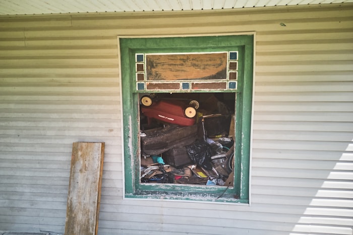 Jede Menge Trümmer sind allein beim Blick ins Fenster zu erkennen.