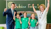 Bildungsdirektor Fritthum und Landesrätin Teschl-Hofmeister wünschen schöne Ferien.