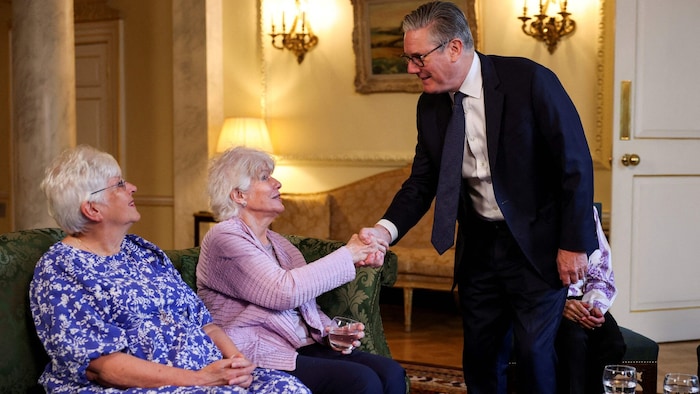 Premier Keir Starmer trifft eine betroffene Frau und ehemalige Parlamentsabgeordnete.