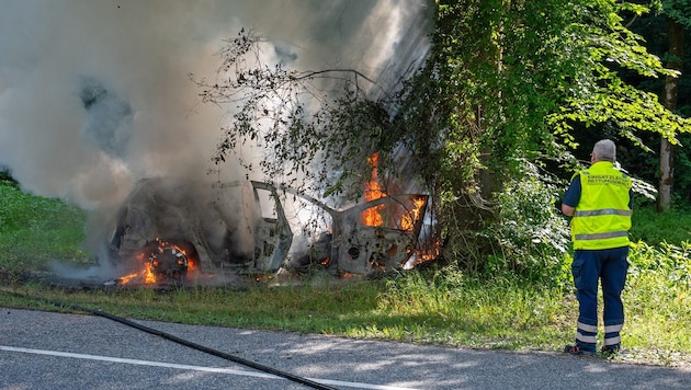 Das Auto begann sofort zu brennen.