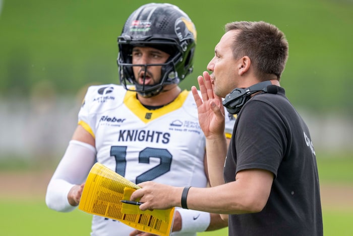 Knights-Headcoach Ivan Zivko (re.) im Gespräch mit seinem Quarterback Chad Jeffries.