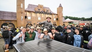 Diese Jungs marschierten mit ihrer eigenen PV-Anlage durch den völlig neu errichteten, ...