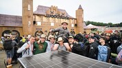 Diese Jungs marschierten mit ihrer eigenen PV-Anlage durch den völlig neu errichteten, ...