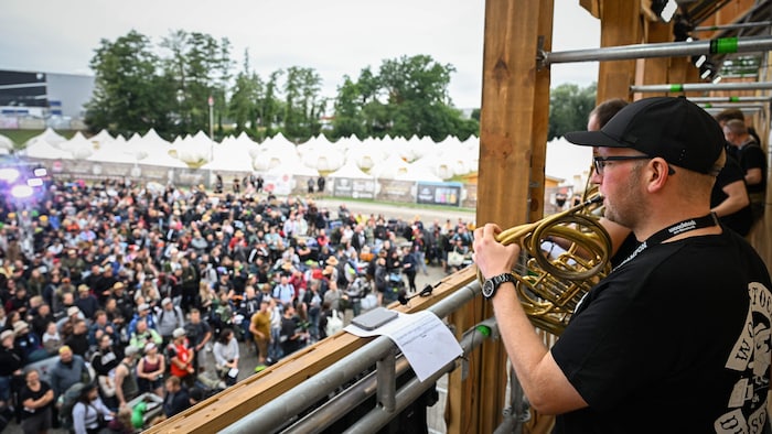 Mit der Woodstock-Fanfare wurde das Festival eröffnet.