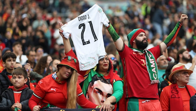 Die portugiesischen Fans ehren gegen Kroatien den verstorbenen Diogo Jota.