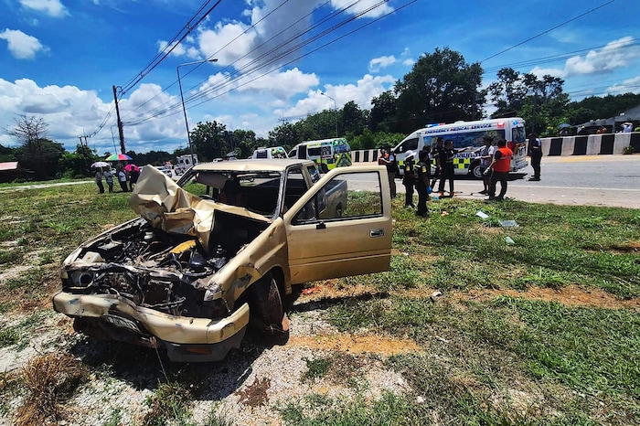 Der völlig zerstörte Unfallwagen nach dem verheerenden Crash.