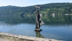 Die Domitianstatue im Millstätter See: An der Stelle beim Schillerpark beginnt auch der ...