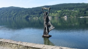 Die Domitianstatue im Millstätter See: An der Stelle beim Schillerpark beginnt auch der ...
