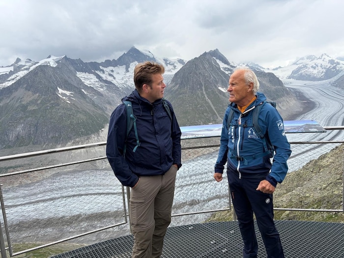 Klimalandesrat Stefan Kaineder im Austausch mit Bergführer Kili Volken