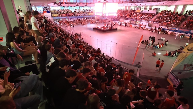 Einmal mehr platzte die Tiwag Arena Innsbruck aus allen Nähten. Rund 3000 Fans fieberten mit.
