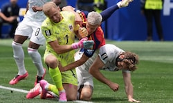 Immer wieder im Mittelpunkt der Partie: ÖFB-Goalie Alex Schlager