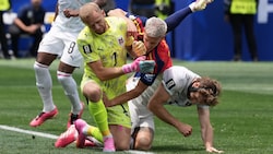 Immer wieder im Mittelpunkt der Partie: ÖFB-Goalie Alex Schlager