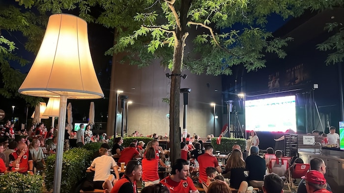 Große Leinwände, Indoor- und Outdoor-Bereiche, Snacks, Drinks, Musik und echte Fan-Atmosphäre am ...