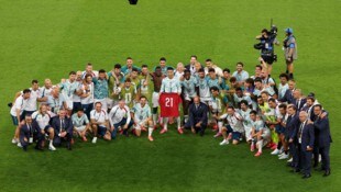 Das portugiesische Team posierte mit dem Triko von Diogo Jota.
