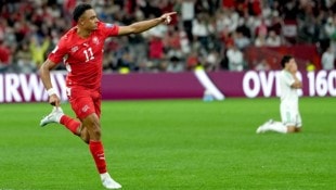 Die Schweiz führt gegen Algerien.