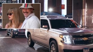 Zahlreiche große Autos mit abgedunkelten Fenstern fuhren vor der Arena vor, an deren Eingang ein ...