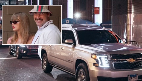 Zahlreiche große Autos mit abgedunkelten Fenstern fuhren vor der Arena vor, an deren Eingang ein ...