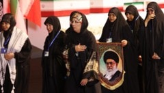 Die Trauerfeiern für den getöteten iranischen Führer Ayatollah Ali Khamenei bremsen derzeit die ...