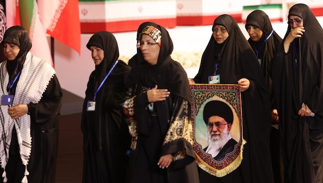 Die Trauerfeiern für den getöteten iranischen Führer Ayatollah Ali Khamenei bremsen derzeit die ...