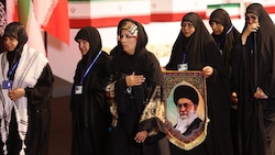 Die Trauerfeiern für den getöteten iranischen Führer Ayatollah Ali Khamenei bremsen derzeit die ...
