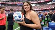 Ilona Maher brachte den offiziellen Spielball.