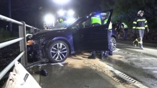 Ein Begrenzungszaun stoppte das Fahrzeug vor der Gleisanlage, die neben der L190 verläuft.