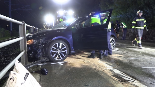 Ein Begrenzungszaun stoppte das Fahrzeug vor der Gleisanlage, die neben der L190 verläuft.