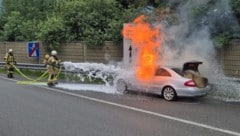 Nachdem die Frau den Wagen abgestellt hatte, ging er endgültig in Flammen auf.