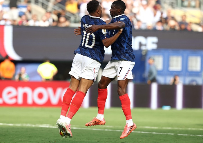 Kylian Mbappe (l.) und Ousmane Dembele (r.)