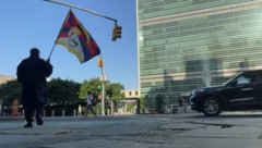 Aktivist Loga Rangzen mit einer tibetischen Flagge vor dem UNO-Hauptquartier in New York – kurz ...