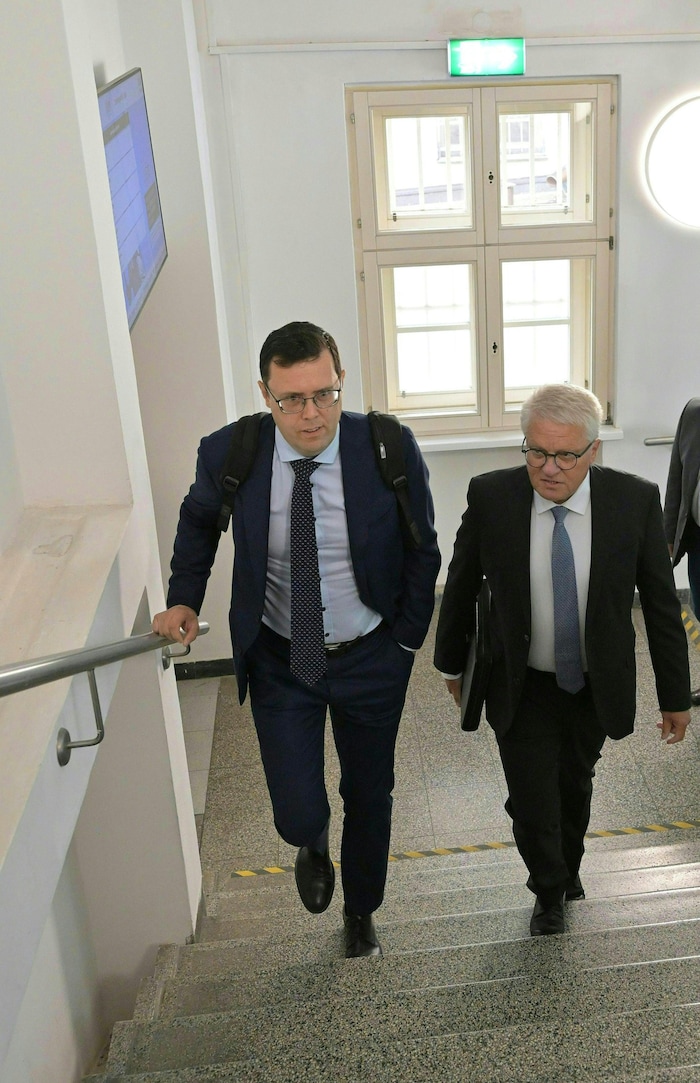 Klaus Luger (re.) mit seinem Anwalt René Haumer auf dem Weg in den Gerichtsaal im 1. Stock des ...
