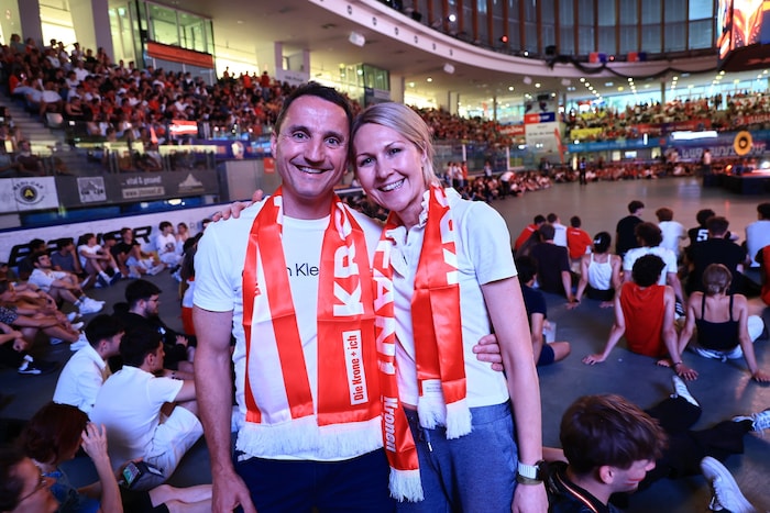 Auch Maria und Markus Bogner, ausgestattet mit „Krone“-Österreich-Schals, fieberten mit.