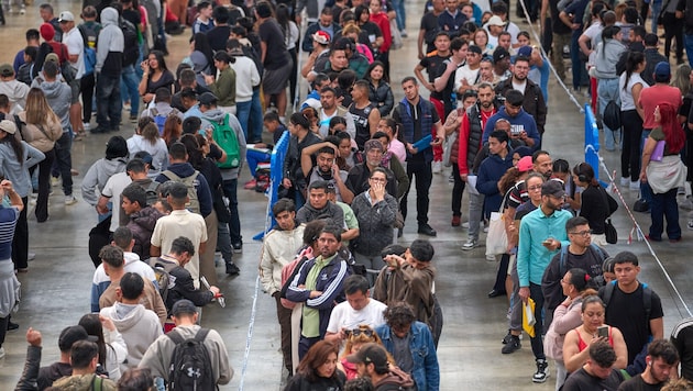 Fast 1,2 Millionen Migrantinnen und Migranten haben eine Aufenthalts- und Arbeitserlaubnis in ...
