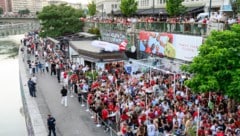 Der 21-jährige Tatverdächtige steht im dringenden Tatverdacht, den Aschenbecher geworfen zu ...