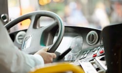 Ein Buslenker kam in Wien-Simmering unter Drogeneinfluss von der Fahrbahn ab und krachte gegen ...