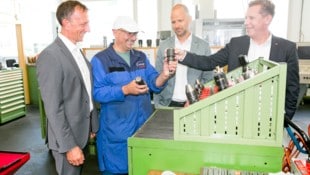 Bernhard Bereuter, Marco Tittler und Bernhard Heinzle (v.l.) nutzten die Gelegenheit, sich die ...