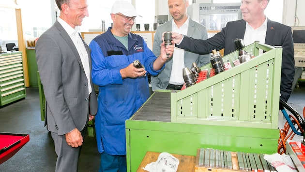 Bernhard Bereuter, Marco Tittler und Bernhard Heinzle (v.l.) nutzten die Gelegenheit, sich die ...