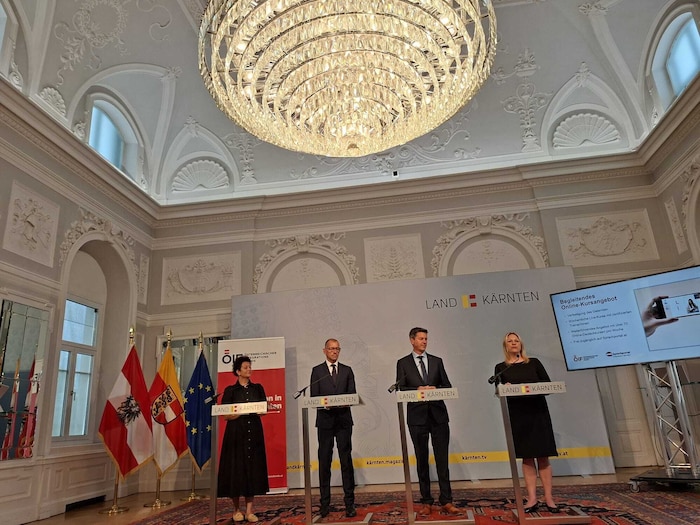 Poureh, Goiser, Fellner und Berger präsentierten das neue Online-Sprachkursangebot.
