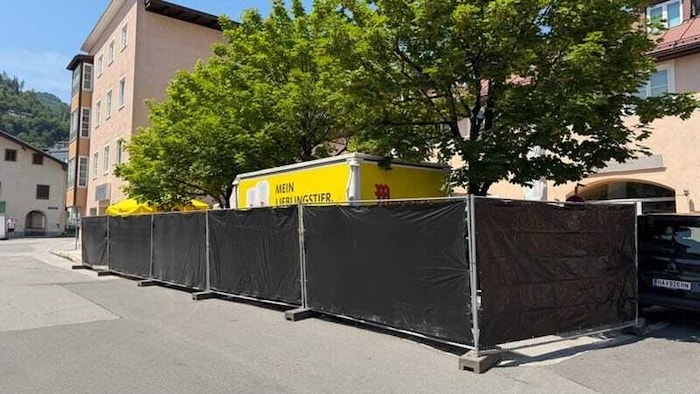 Hinter diesen blickdichten Absperrgittern befinden sich eigentlich zwei Halleiner Gastgärten.