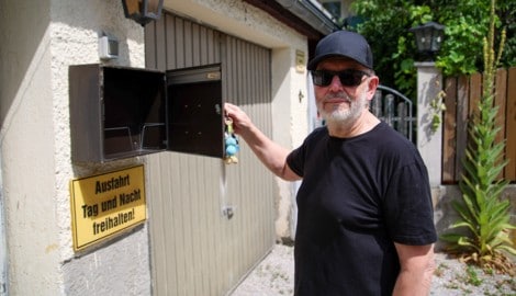 Matthias Ebner steht Tag für Tag vor einem komplett leeren Postkasten.