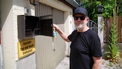 Matthias Ebner steht Tag für Tag vor einem komplett leeren Postkasten.