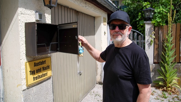 Matthias Ebner steht Tag für Tag vor einem komplett leeren Postkasten.