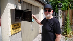 Matthias Ebner steht Tag für Tag vor einem komplett leeren Postkasten.
